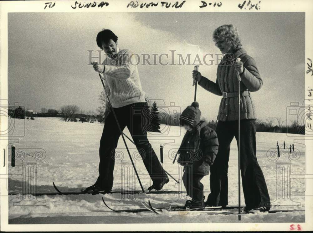1979 Press Photo Family cross-country skiing at The Willows in Rexford, New York- Historic Images
