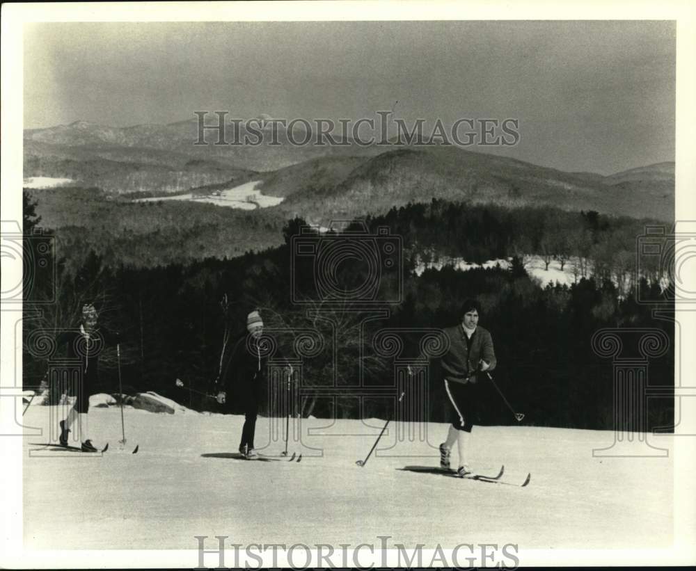 Press Photo Group cross-country skiing in mountains of Vermont - tua74005- Historic Images