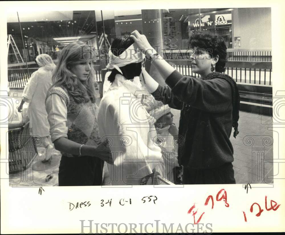 1984 Press Photo Workers prep store for opening of Crossgates Mall, New York- Historic Images