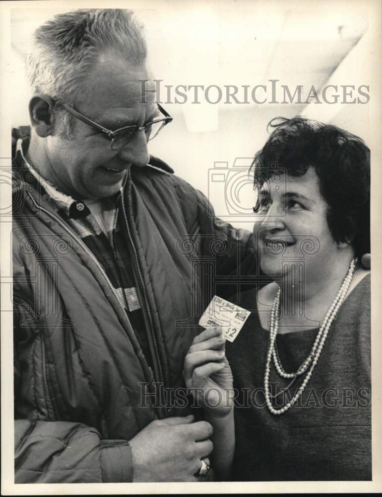 1972 Press Photo Mildred Shufet shows lottery ticket to husband in New York