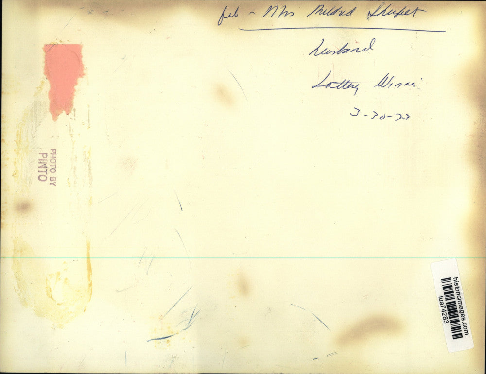 1972 Press Photo Mildred Shufet shows lottery ticket to husband in New York