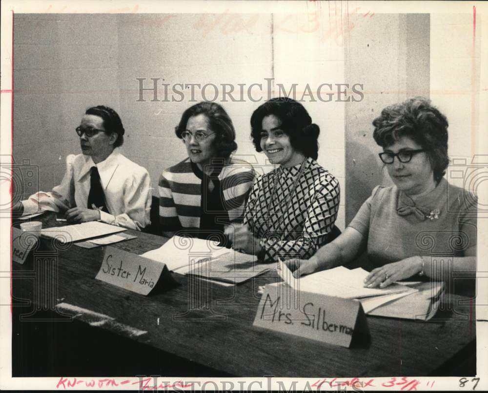 1971 Press Photo Ladies sit on panel for meeting in New York - tua74583- Historic Images