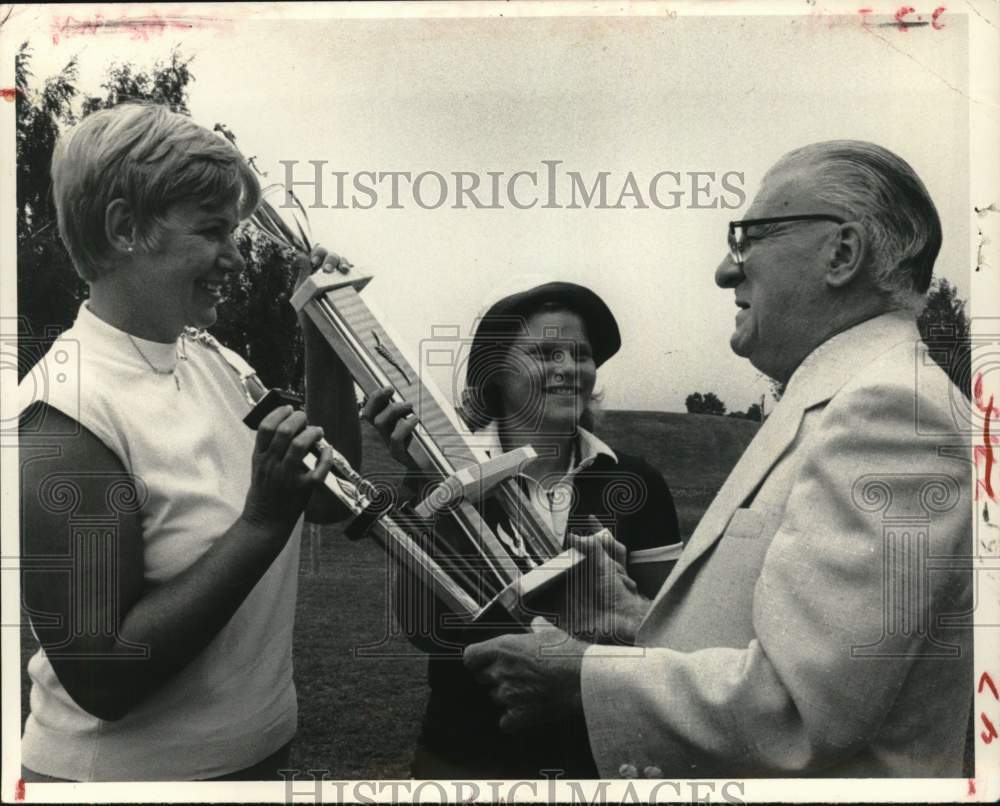 Press Photo Ben Danforth presents golf trophies to lady champion in New York- Historic Images