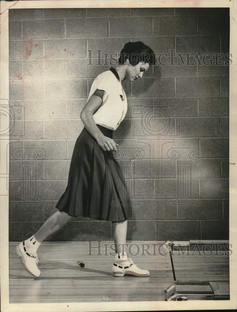 1961 Press Photo Dee Purcello takes bowling lesson in New York - tua75050- Historic Images