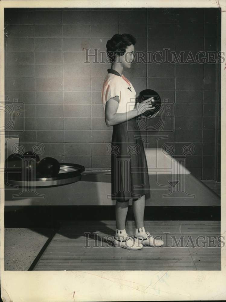 1961 Press Photo Dee Purcello at New York bowling alley - tua75051- Historic Images