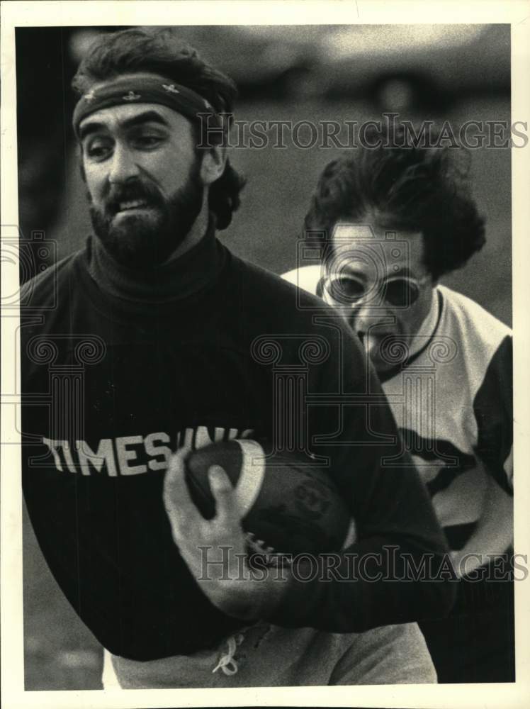 1982 Press Photo Cliff Lee &amp; Steve Marello during football game in New York- Historic Images