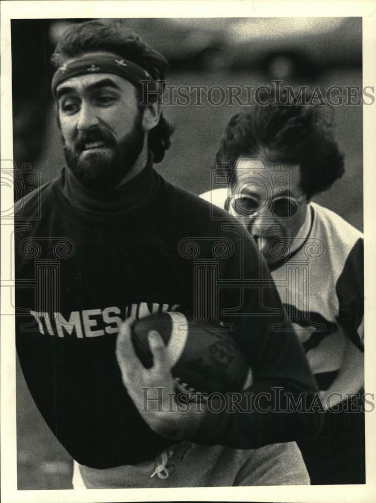 1982 Press Photo Cliff Lee & Steve Marello during football game in New York- Historic Images