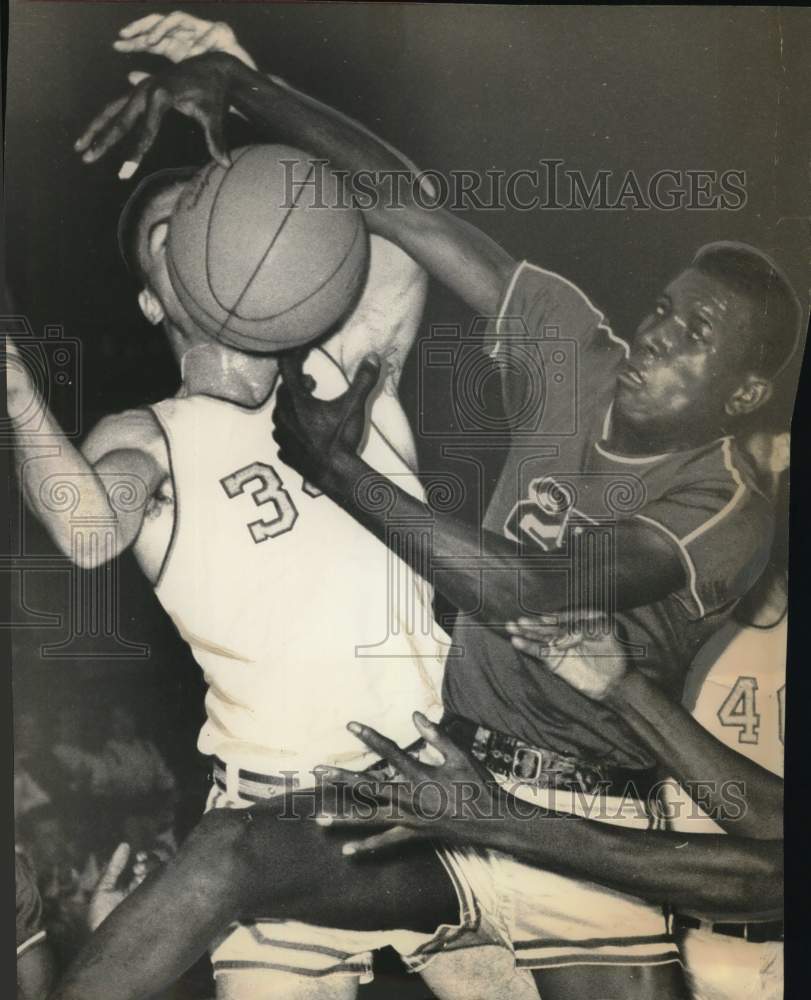 1962 Press Photo High school basketball game action in New York - tua75155- Historic Images