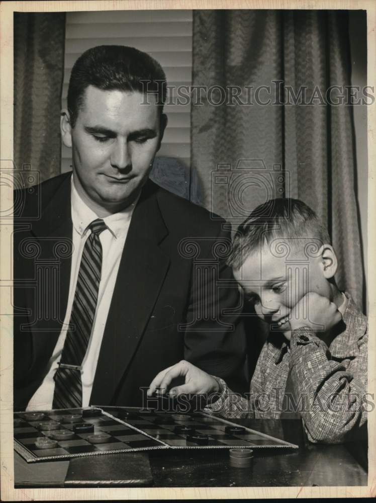 1961 Press Photo Thomas Pottenbury plays checkers with Albany, New York boy- Historic Images