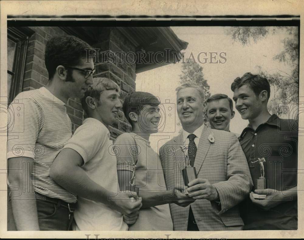 Press Photo Trophies presented to golf tournament winners in Albany, New York- Historic Images