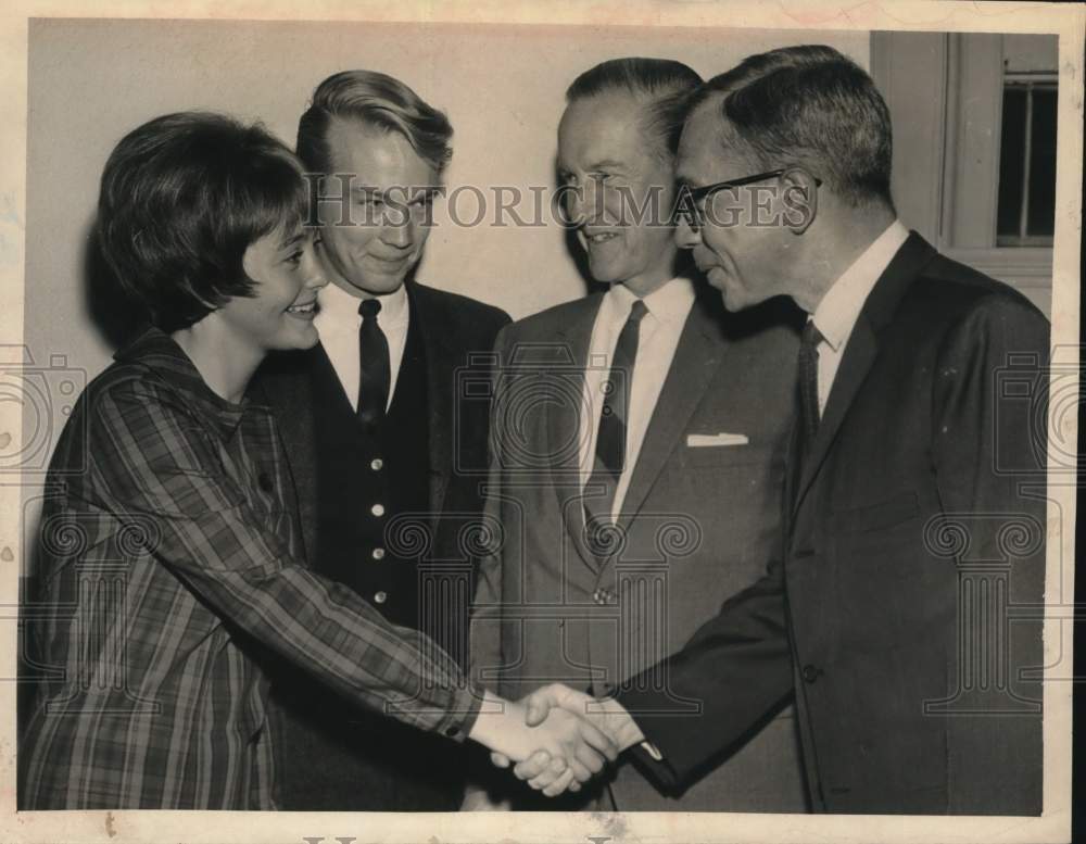 1964 Press Photo Educators chat with students after speech in Albany, New York- Historic Images