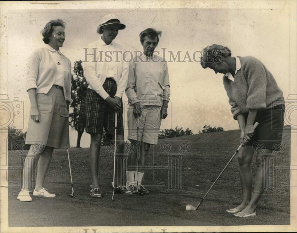 1965 Press Photo Ladies watch golfer chip onto green at New York golf course- Historic Images