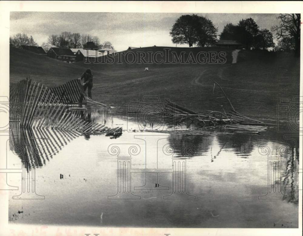 1977 Press Photo Groundskeeper repairs fence on Albany, New York golf course- Historic Images