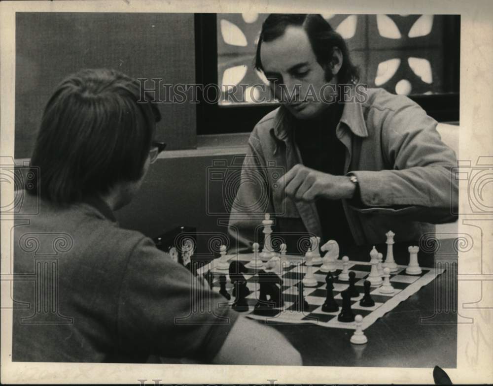 1973 Press Photo Lester VanMeter & Sam Greenlaw play chess in Troy, New York- Historic Images