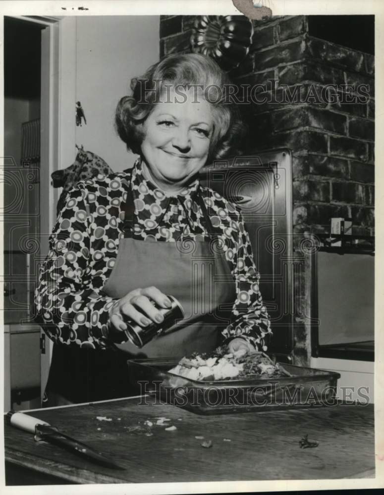 1976 Press Photo Hermione Baddeley preparing a lobster casserole in her kitchen