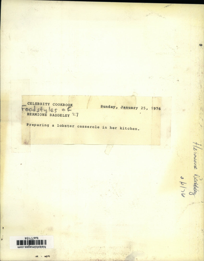 1976 Press Photo Hermione Baddeley preparing a lobster casserole in her kitchen