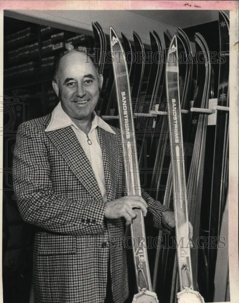 1973 Press Photo Andrew Boncie holding a pair of skis in New York shop- Historic Images