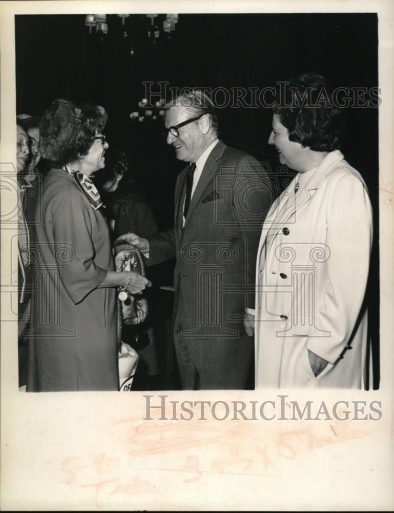 1970 Press Photo Ladies chat with Governor of New York at social event