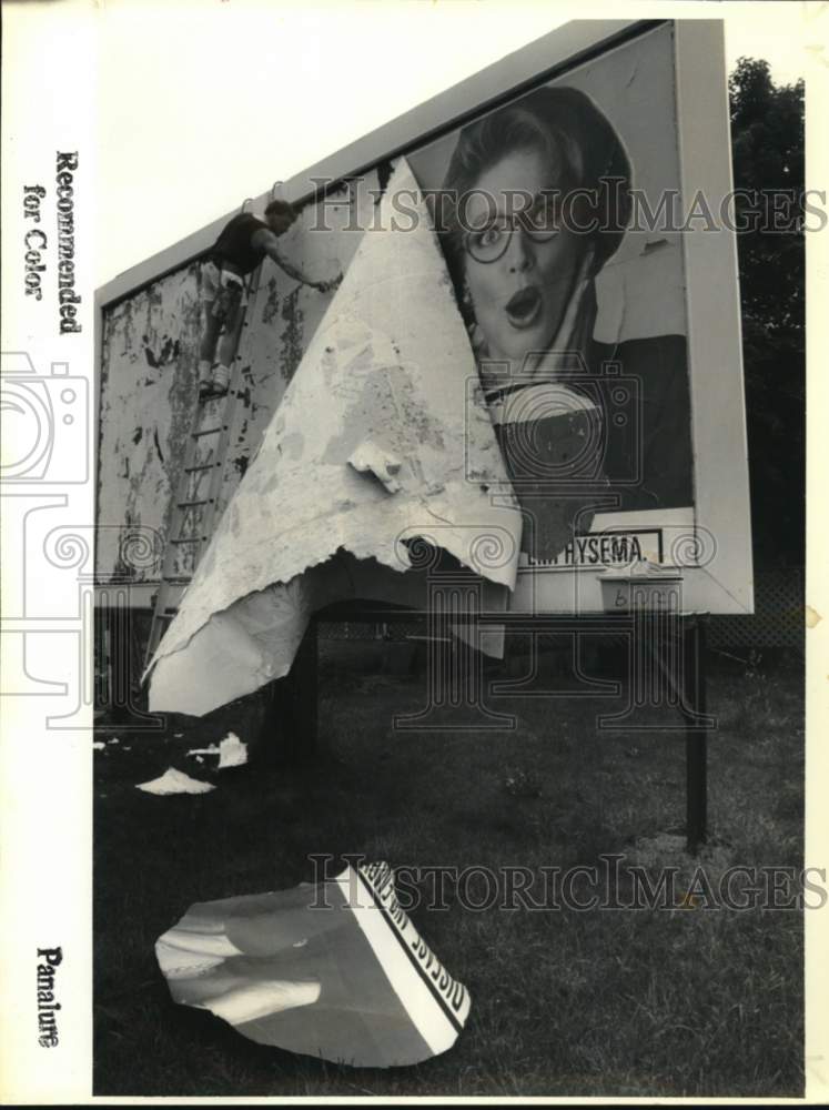 1992 Press Photo Jeff Ratigan taking down old billboard sign in Troy, New York- Historic Images