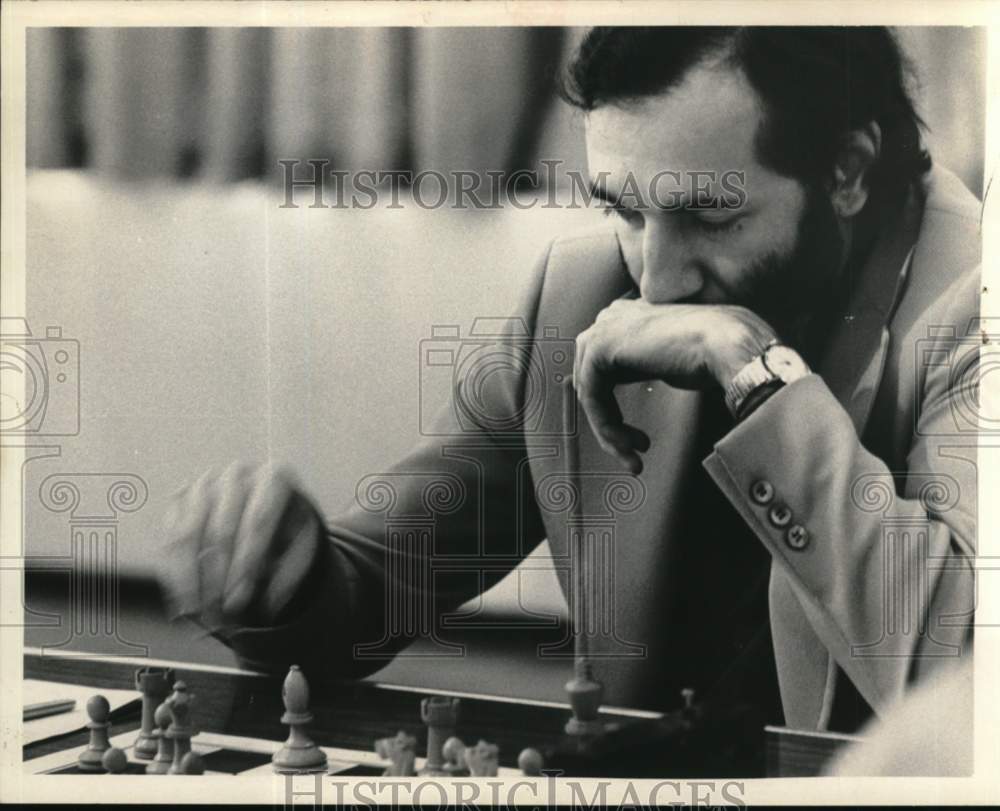 1974 Press Photo Matt Kottrien studies chess board during game in New York- Historic Images