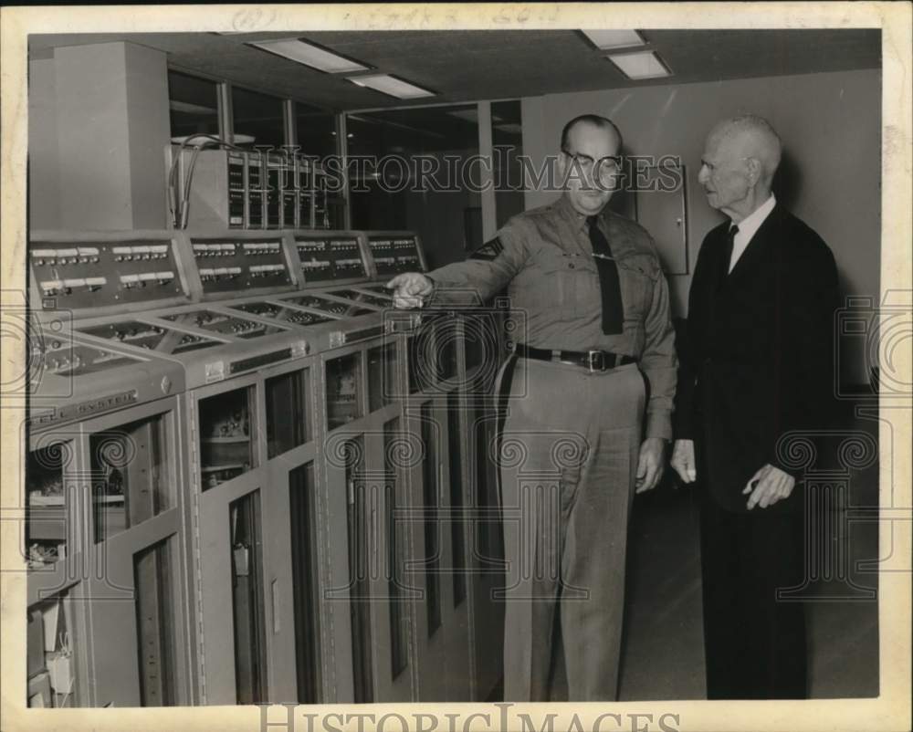 Press Photo Officer explains electronic equipment to official in New York