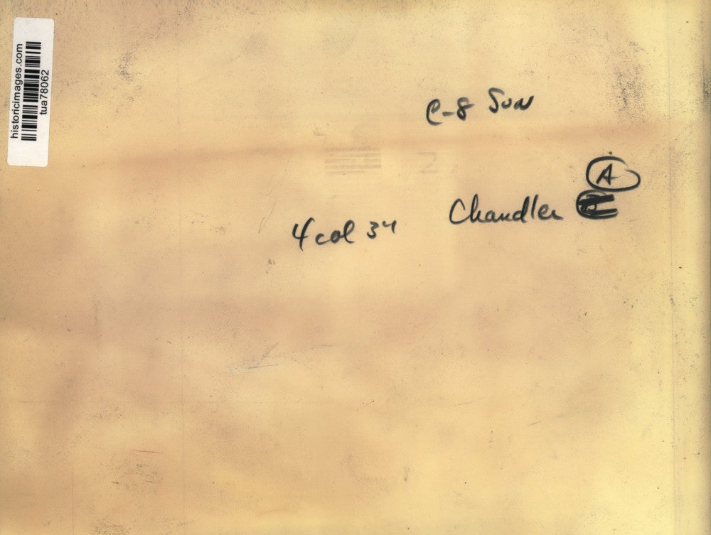 Press Photo Officer explains electronic equipment to official in New York