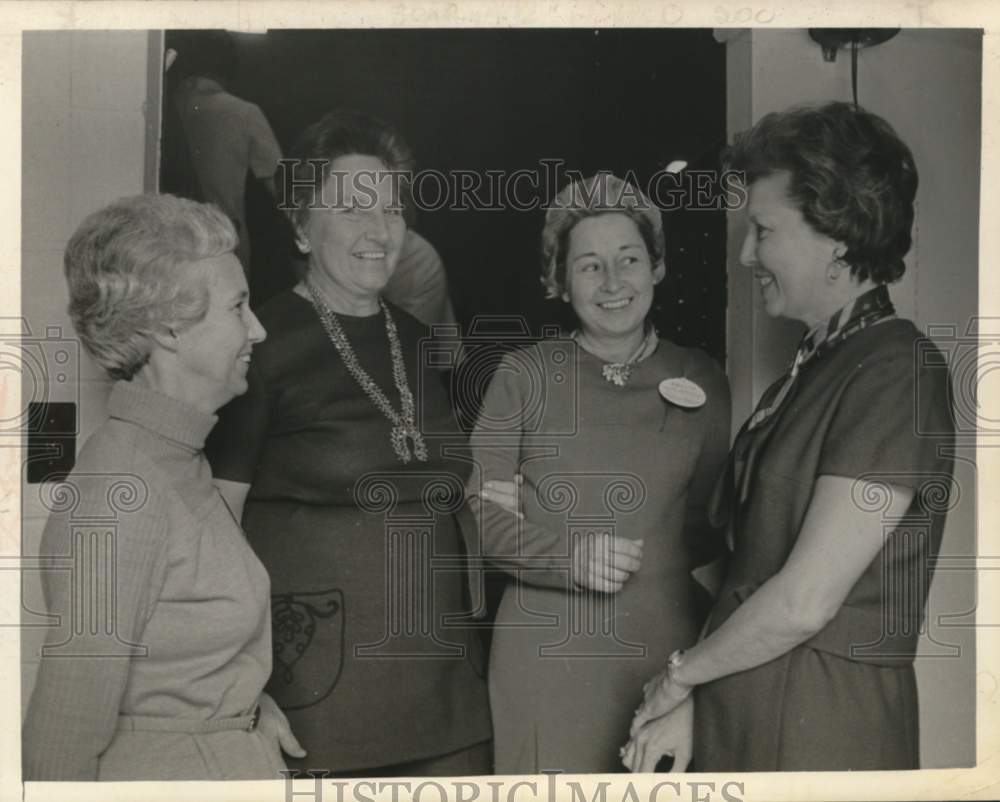 1970 Press Photo Ladies chat at Albany Curling Club in New York - tua78284- Historic Images