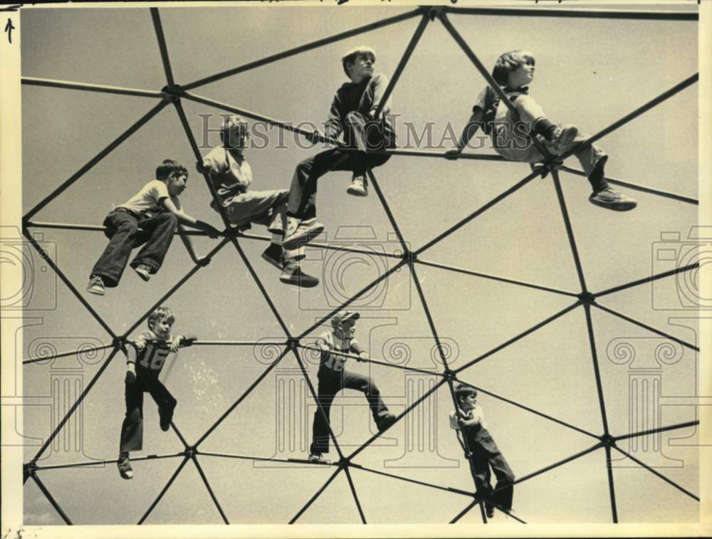 1976 Press Photo Kids on climbing gym at Westland Hills Park, Albany, New York- Historic Images