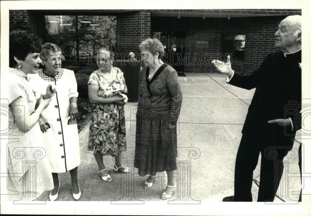 1992 Press Photo Bishop Edwin Broderick chats with ladies in Colonie, New York- Historic Images