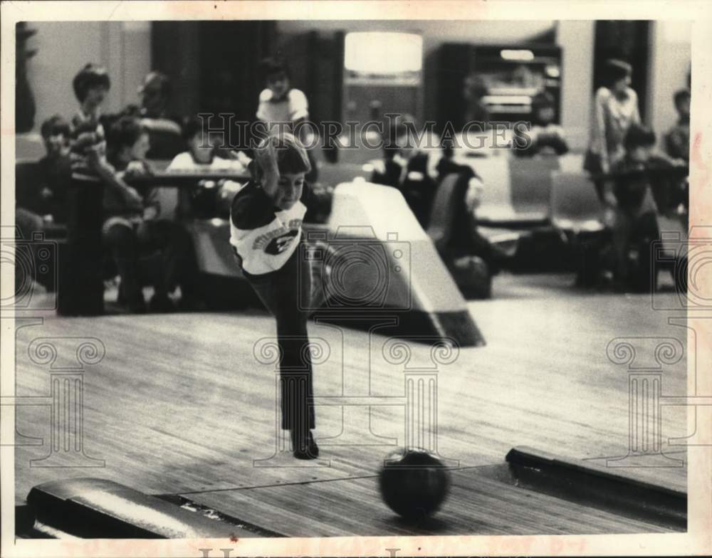 1979 Press Photo Max Stadt bowling at Sunset Lanes in New York - tua78796- Historic Images