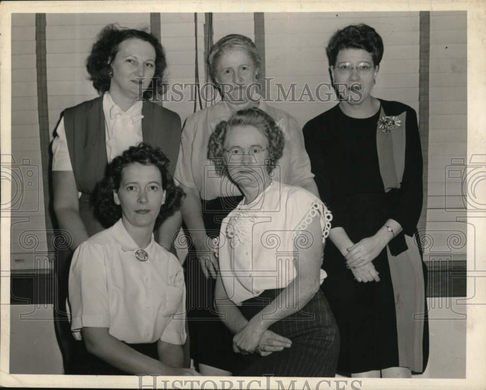 1947 Press Photo Women&#39;s bowling team members pose in New York - tua78991- Historic Images