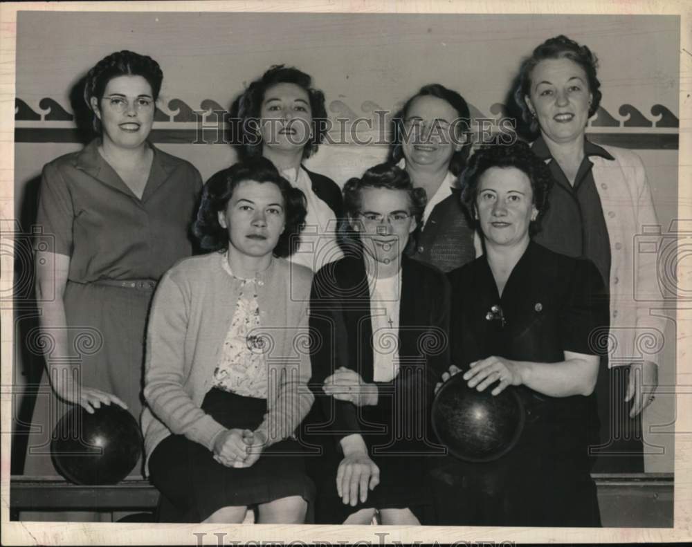 1948 Press Photo Women&#39;s bowling team poses at New York bowling alley- Historic Images