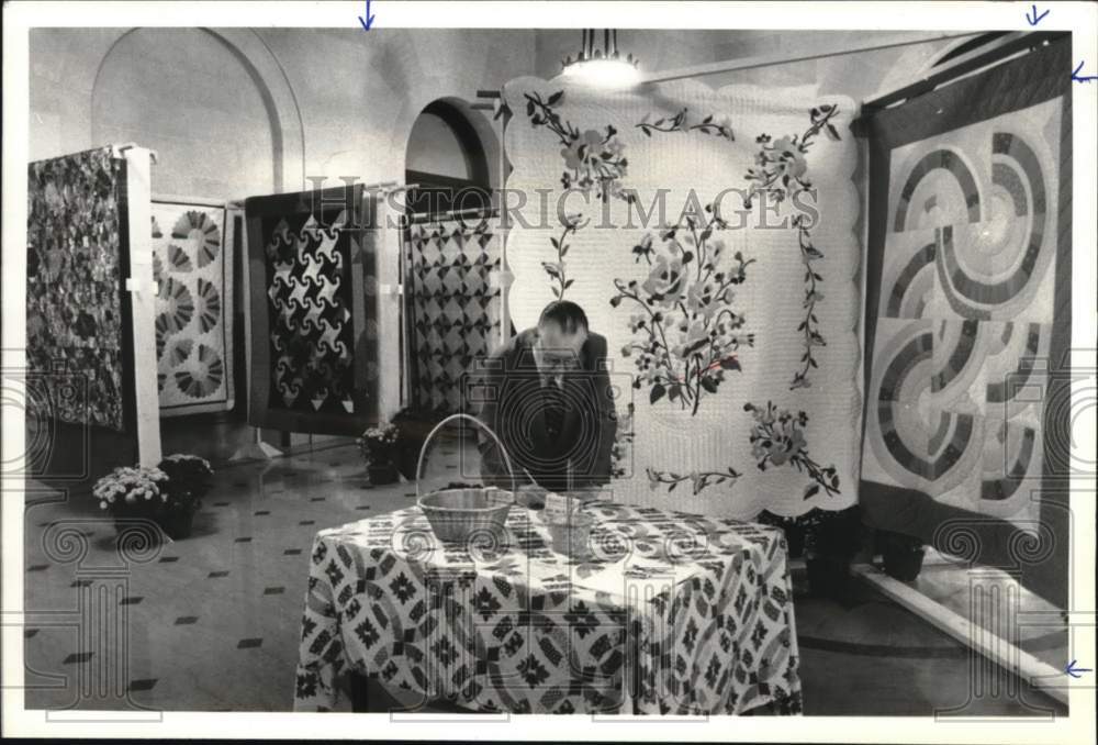 1990 Press Photo John Miller votes for best quilt at show in Albany, New York