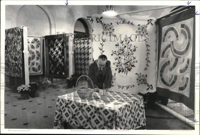 Load image into Gallery viewer, 1990 Press Photo John Miller votes for best quilt at show in Albany, New York
