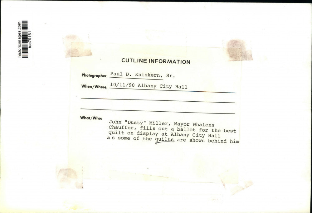 1990 Press Photo John Miller votes for best quilt at show in Albany, New York