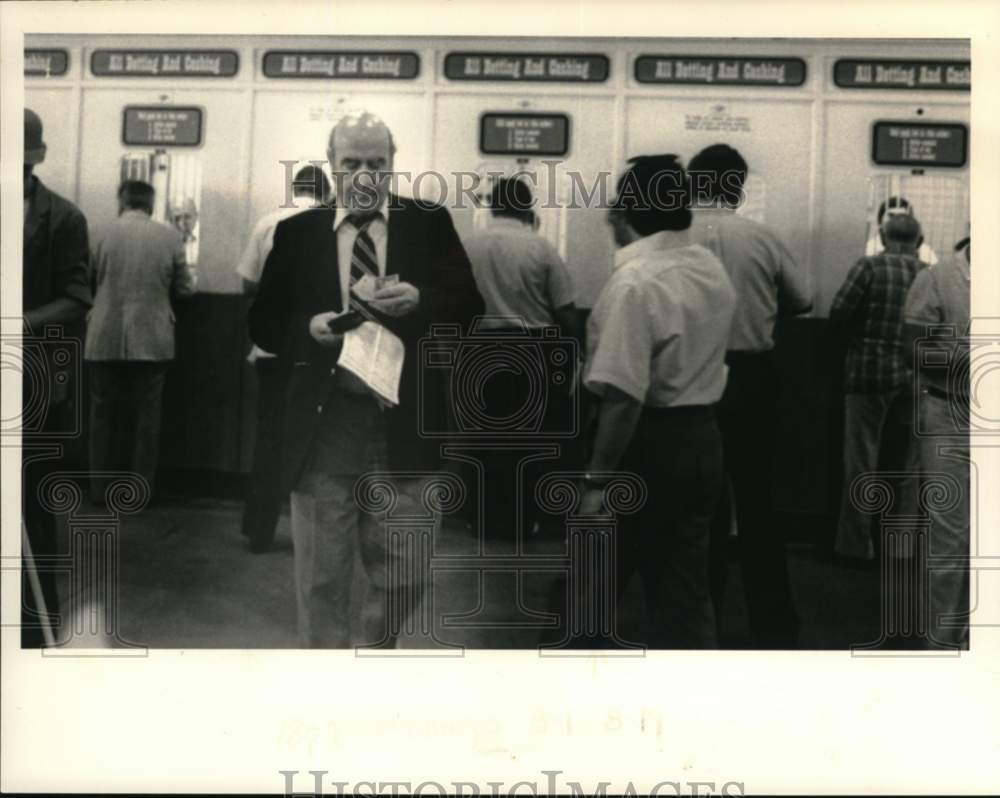 1984 Press Photo John Quinn leaving betting window in Saratoga, New York- Historic Images