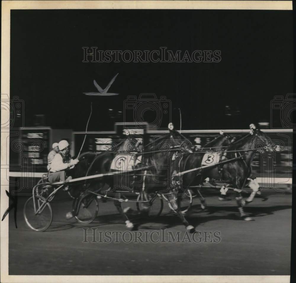 Press Photo Trotters racing on track in Saratoga, New York - tua79258- Historic Images