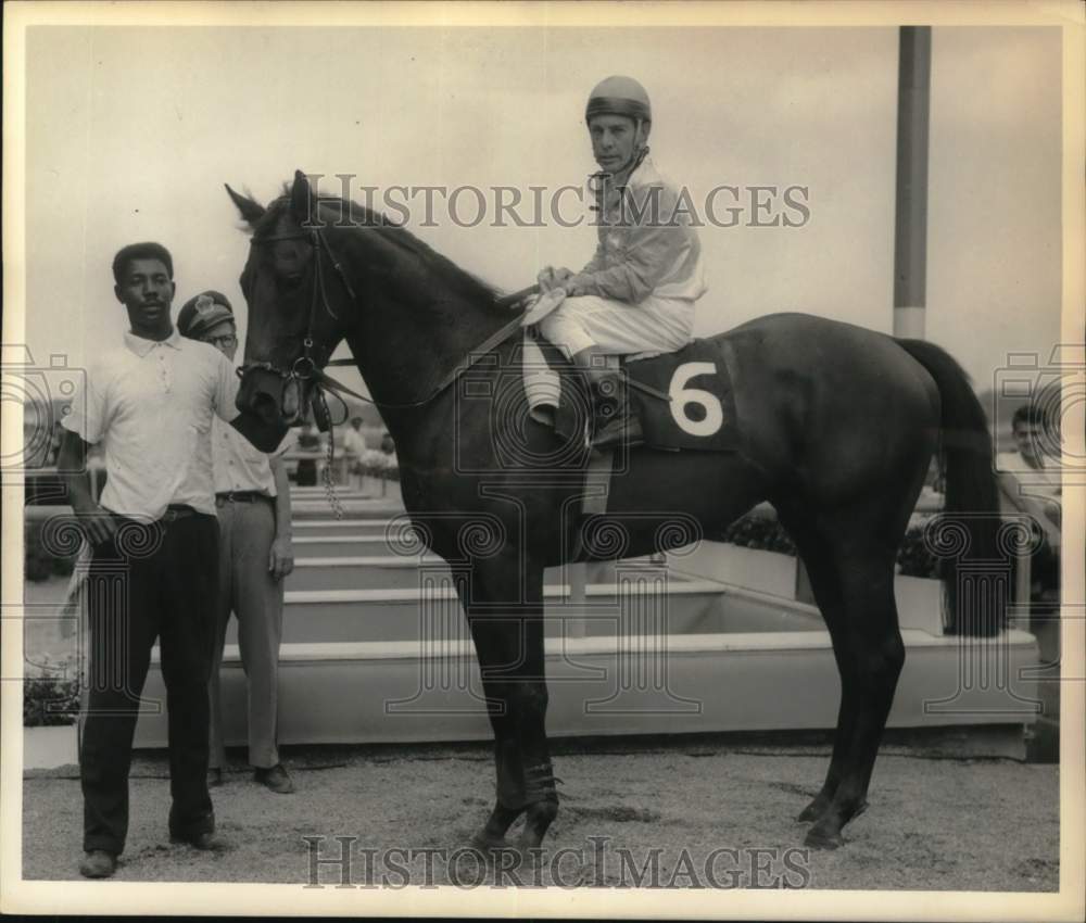 Press Photo Jockey Hedley Woodhouse up on Covered Bridge at New York racetrack- Historic Images