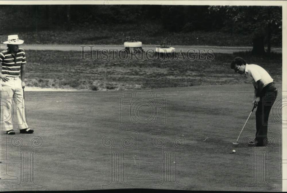 1979 Press Photo Ray Kelly Sr. with Joe Quillinan on New York golf course green- Historic Images