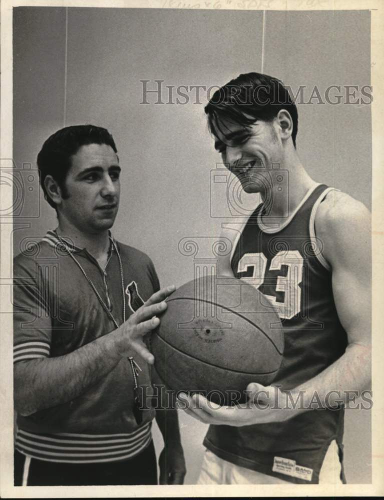 1970 Press Photo Basketball Gerry Pucci with Tom Burns in New York- Historic Images
