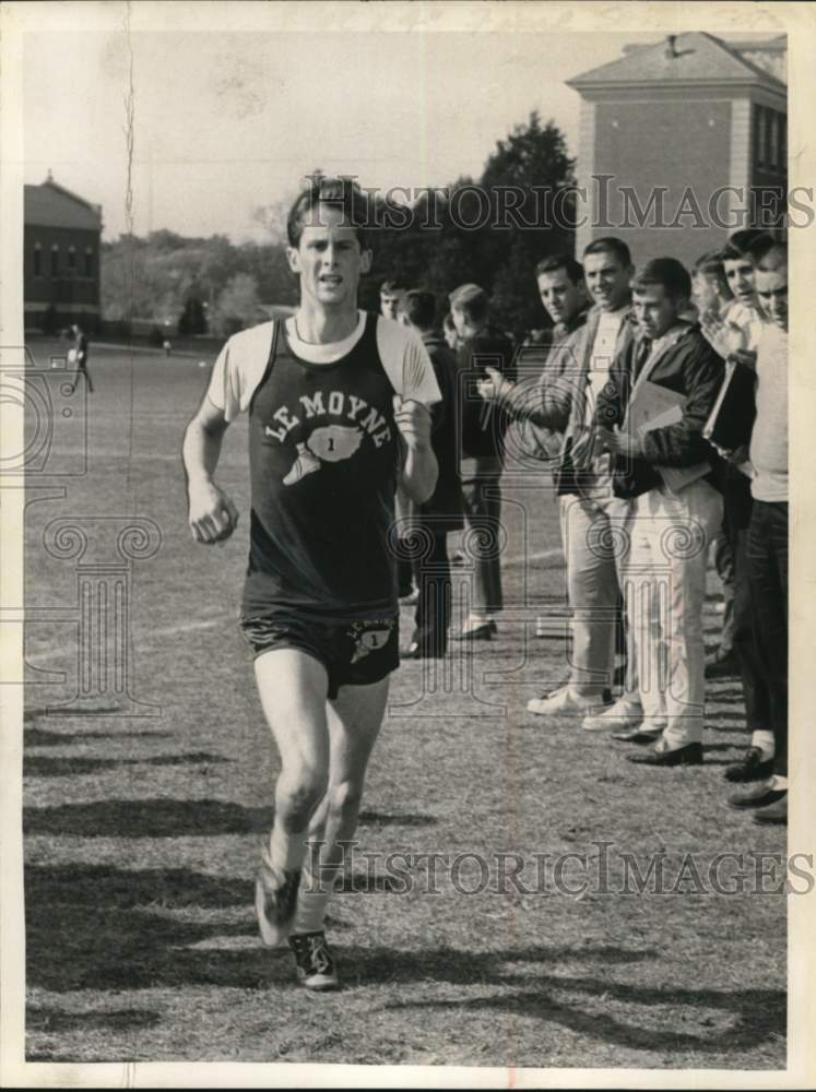 1964 Press Photo Bill Ripple, LeMoyne cross country runner, competes in New York- Historic Images