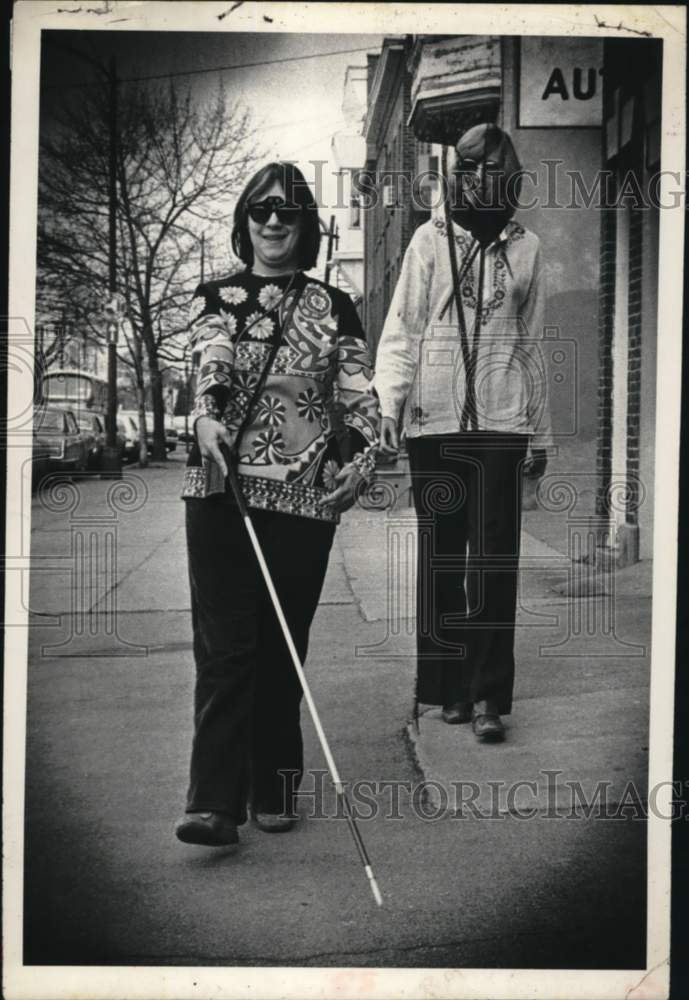 1977 Press Photo Caroline Forsberg & Carolyn Gebhardt on sidewalk in Albany, NY