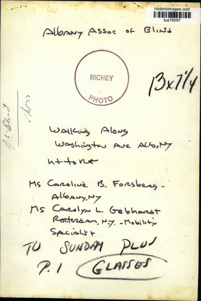 1977 Press Photo Caroline Forsberg & Carolyn Gebhardt on sidewalk in Albany, NY