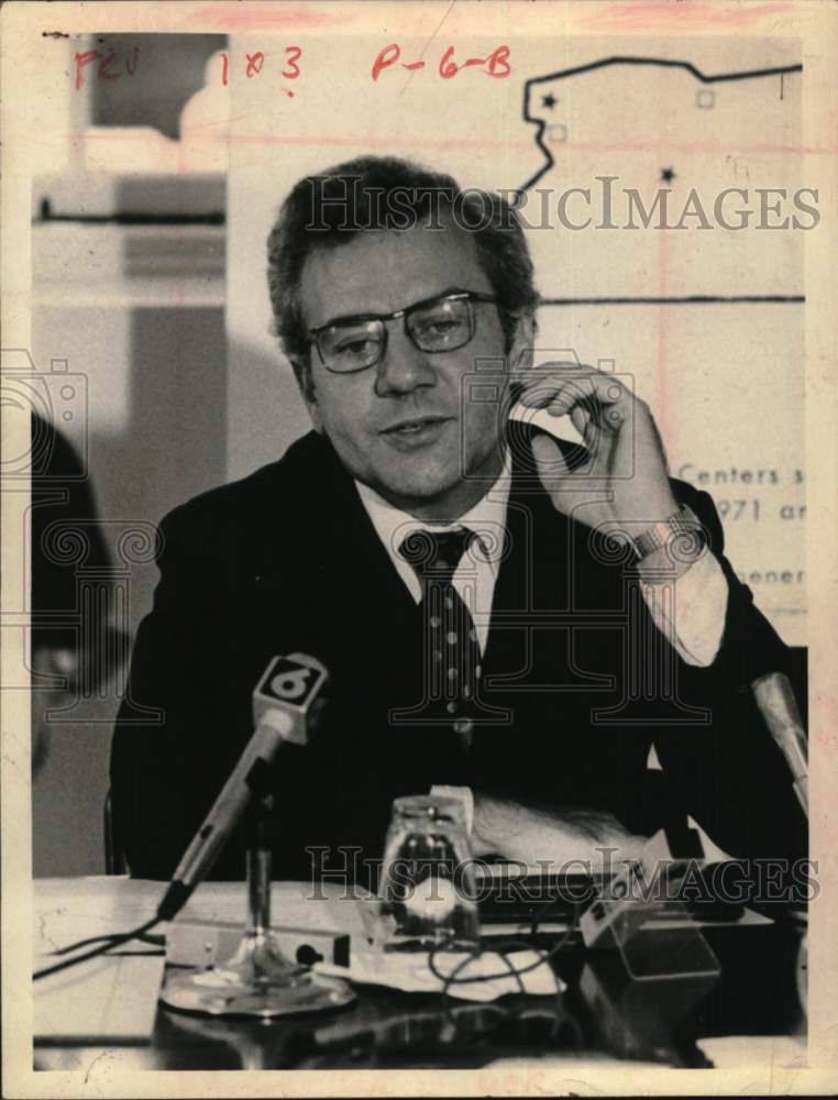 Load image into Gallery viewer, 1973 Press Photo Dr. Ernest L. Boyer at press conference in New York - tua79773
