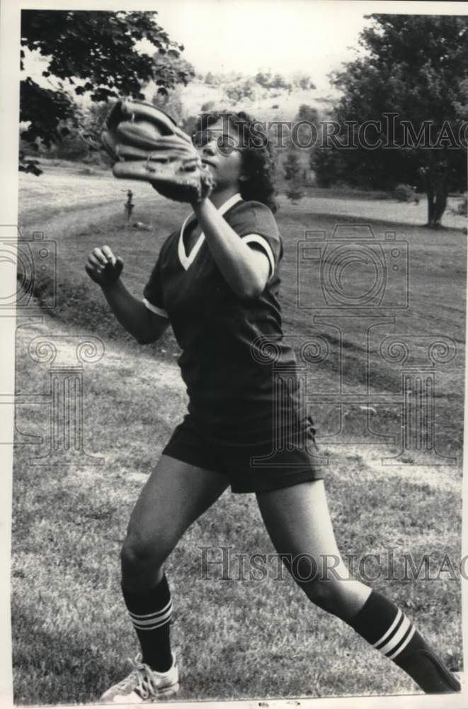 1979 Press Photo Barb Pollock fields pop up during baseball game in New York- Historic Images