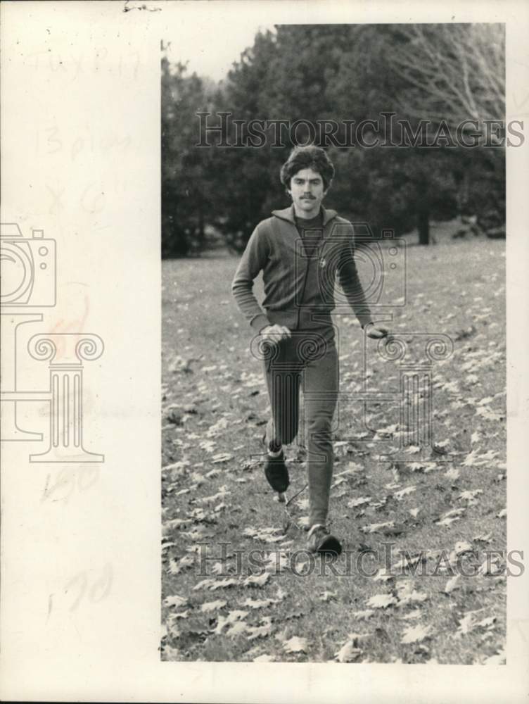 1984 Press Photo Thomas C. Petrie jogging through park in New York - tua79892- Historic Images