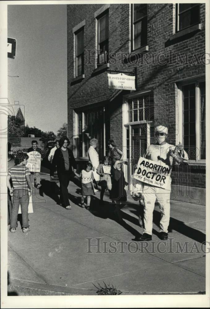 1979 Press Photo Protestors outside Planned Parenthood in Schenectady, New York- Historic Images