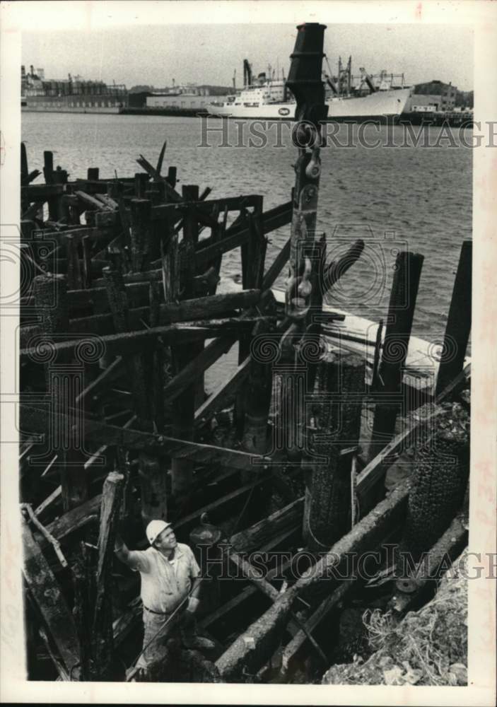 Load image into Gallery viewer, 1979 Press Photo Workers remove old pier from Port of Rensselaer in New York
