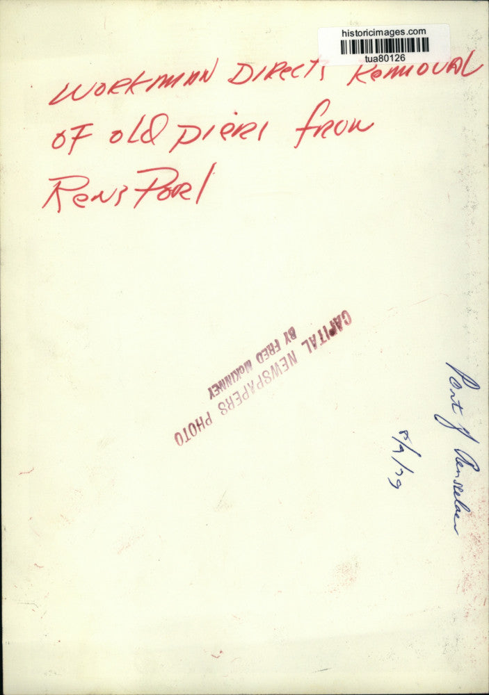 1979 Press Photo Workers remove old pier from Port of Rensselaer in New York