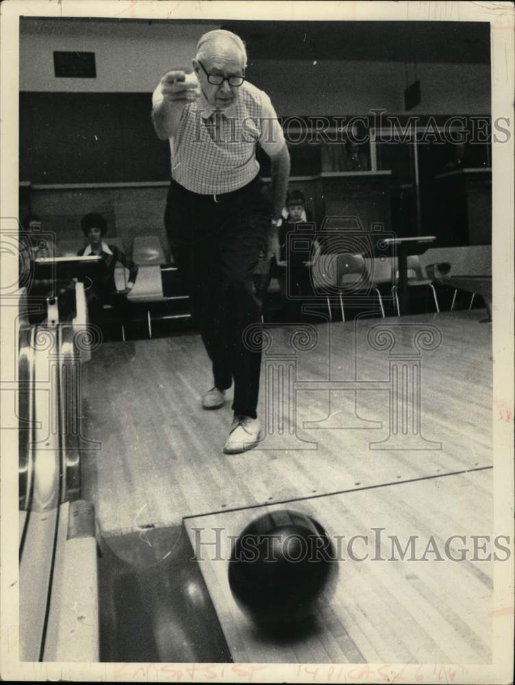 Press Photo Bert Bearuy bowling in Albany, New York - tua80177- Historic Images